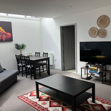 Lancing Apartments - Spacious 2 Bed - Sleeps 6 - Burnham Village Slough Bagian luar foto