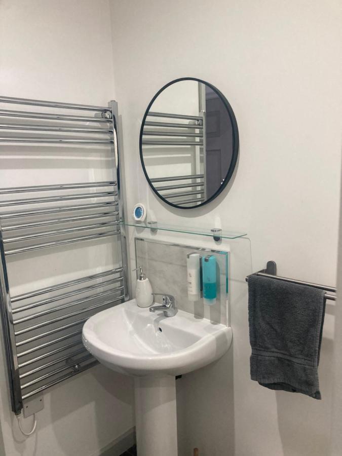 Lancing Apartments - Spacious 2 Bed - Sleeps 6 - Burnham Village Slough Bagian luar foto