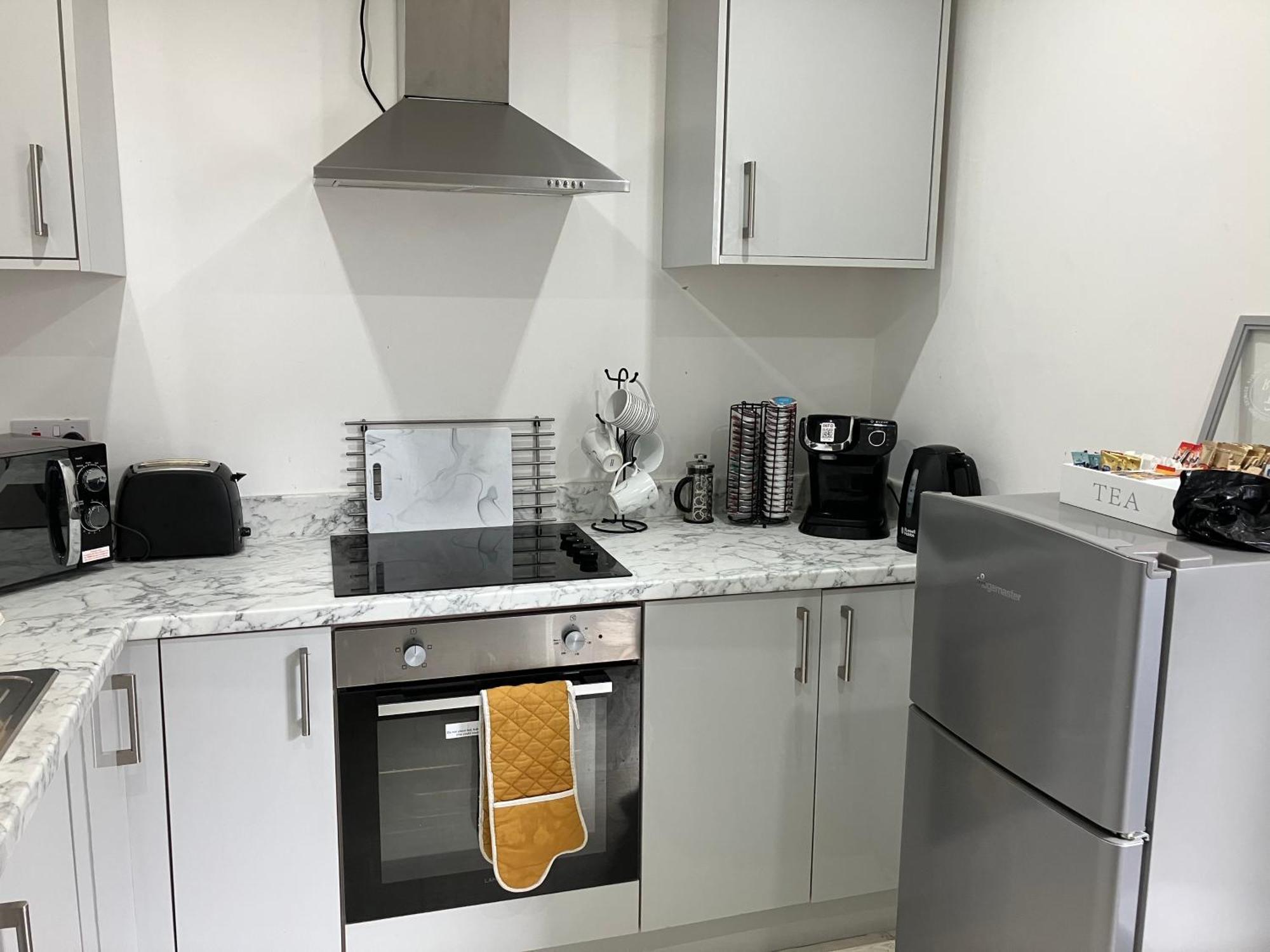Lancing Apartments - Spacious 2 Bed - Sleeps 6 - Burnham Village Slough Bagian luar foto